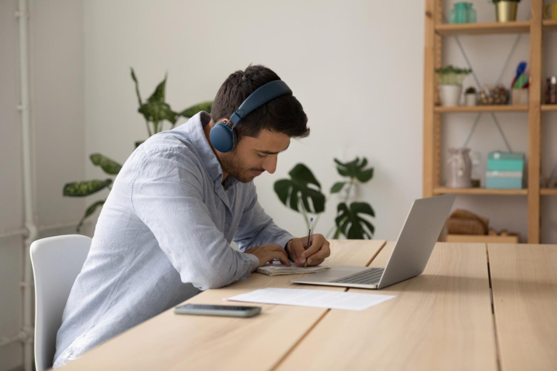 Profesionales trabajando en etapas del ciclo de desarrollo de software