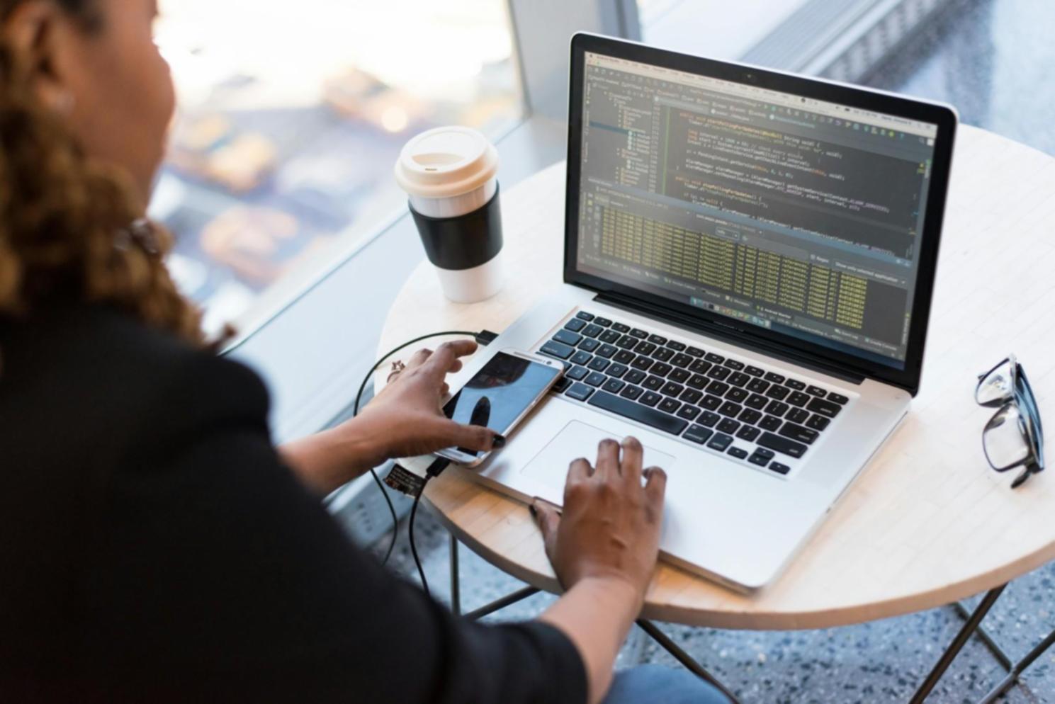 Sesión de masterclass sobre ciclo de vida del desarrollo de software en coperyak